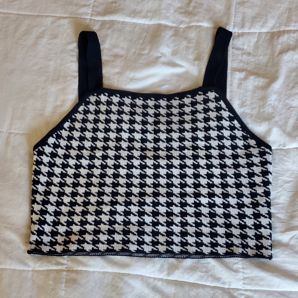Chic Houndstooth Crop Top - Black and White